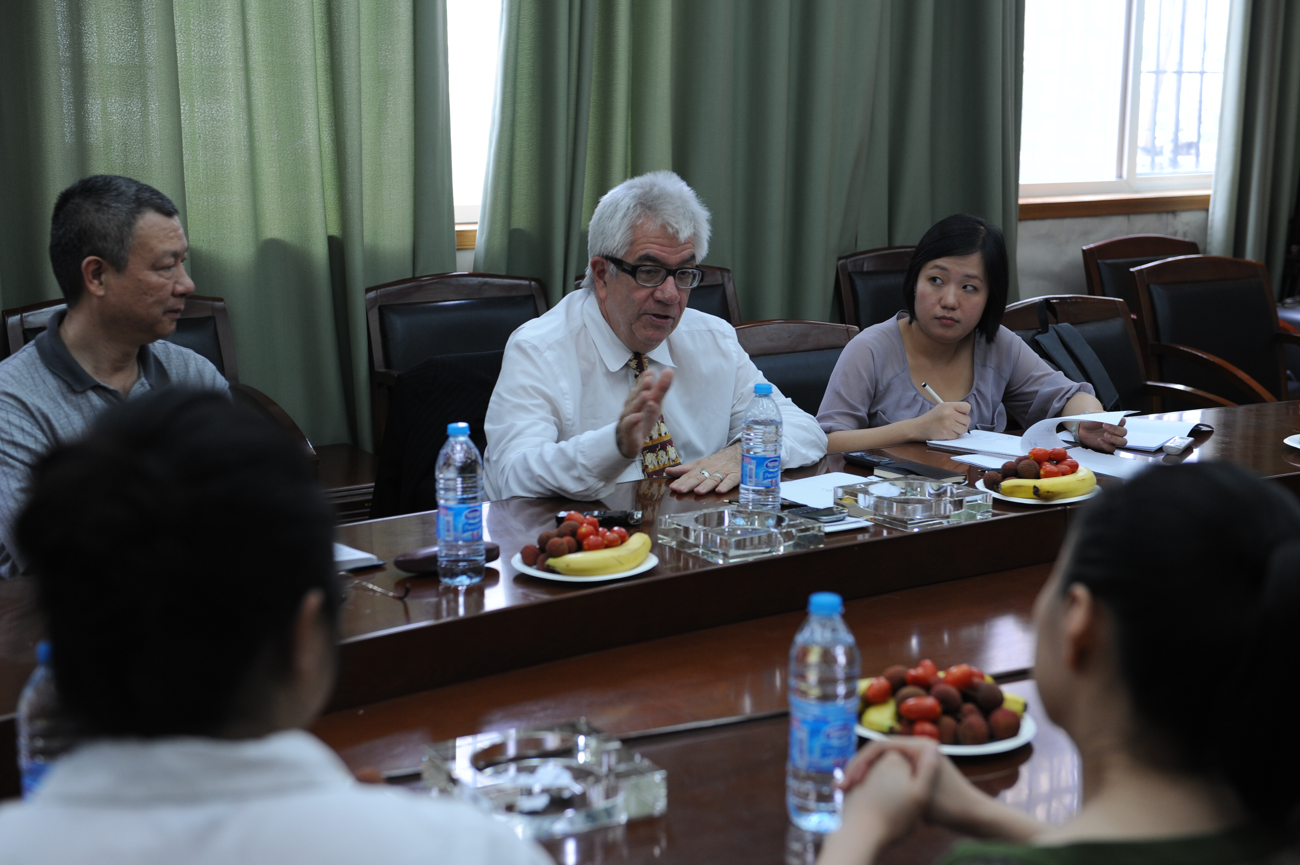 美国新闻学教授普雷特访问海角视频
