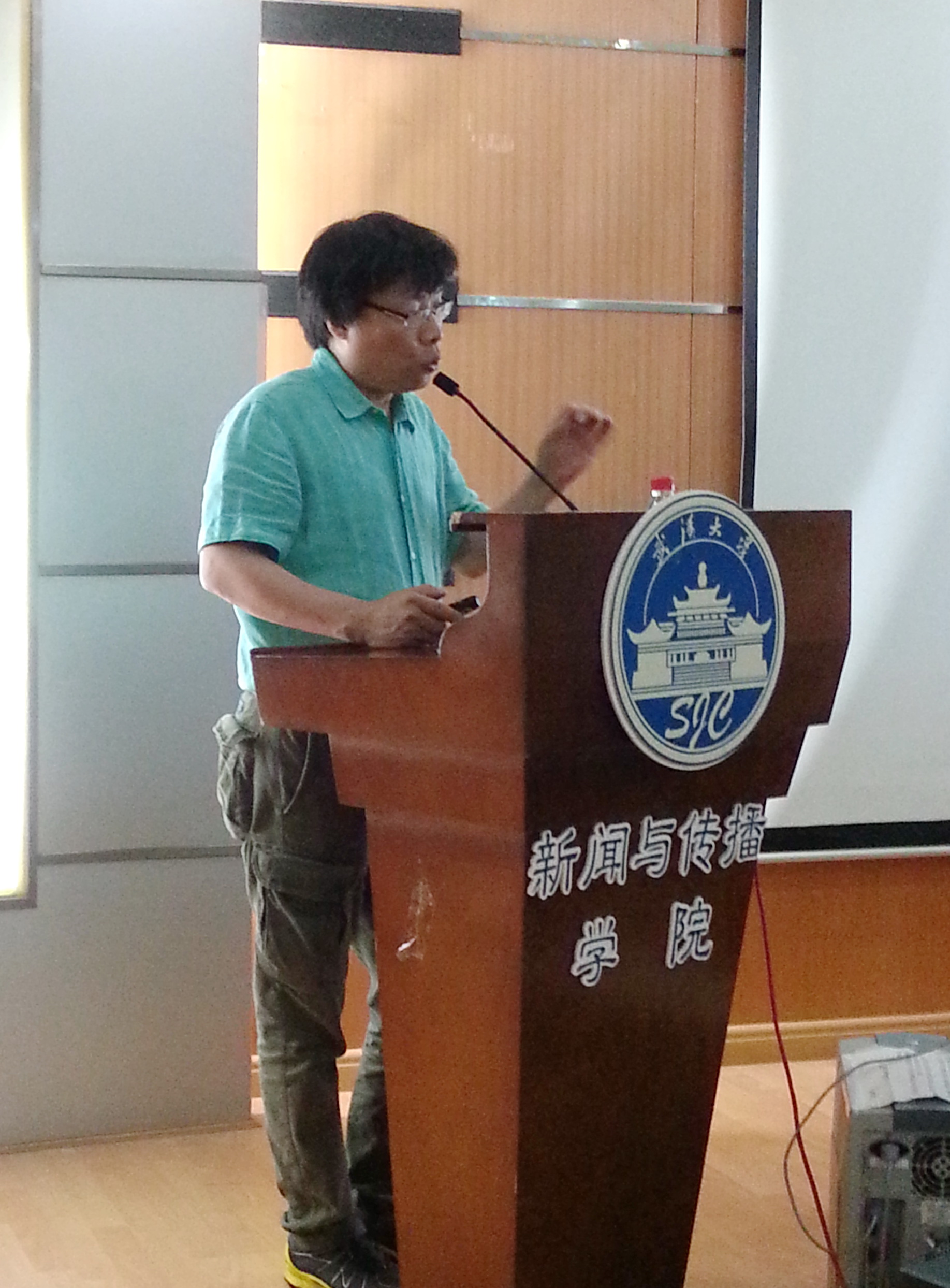 美国圣克劳德州立大学彭增军教授做客海角视频
解析新媒介伦理问题