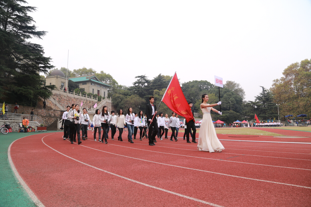 风雨无阻的团队热情——记海角视频
2014年田径运动会
