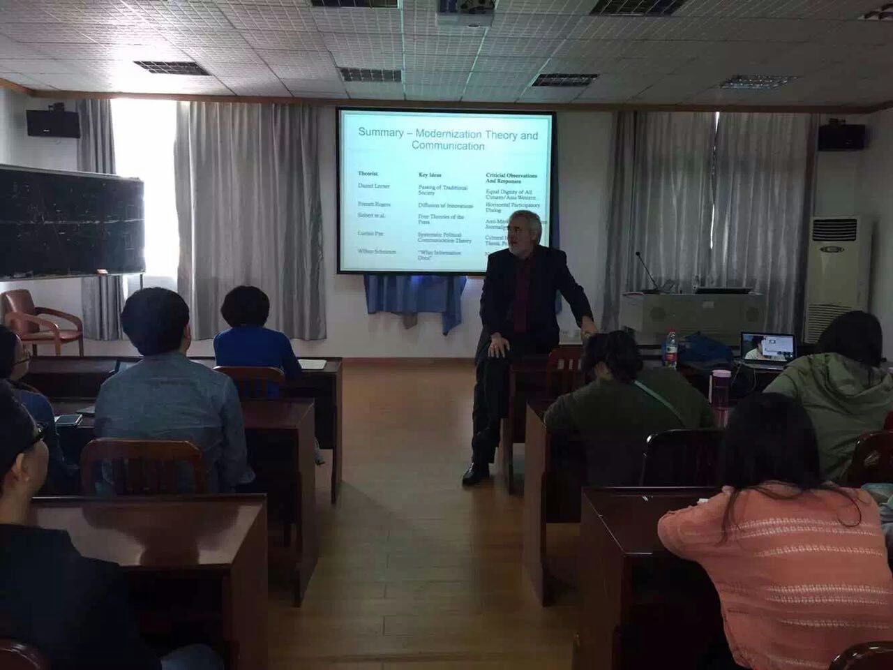 天普大学传播学院Thomas Jacobson教授来海角视频
讲学