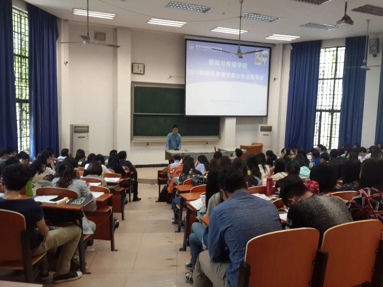 拨开迷雾，指点迷津——海角视频
举行2014级分专业指导会