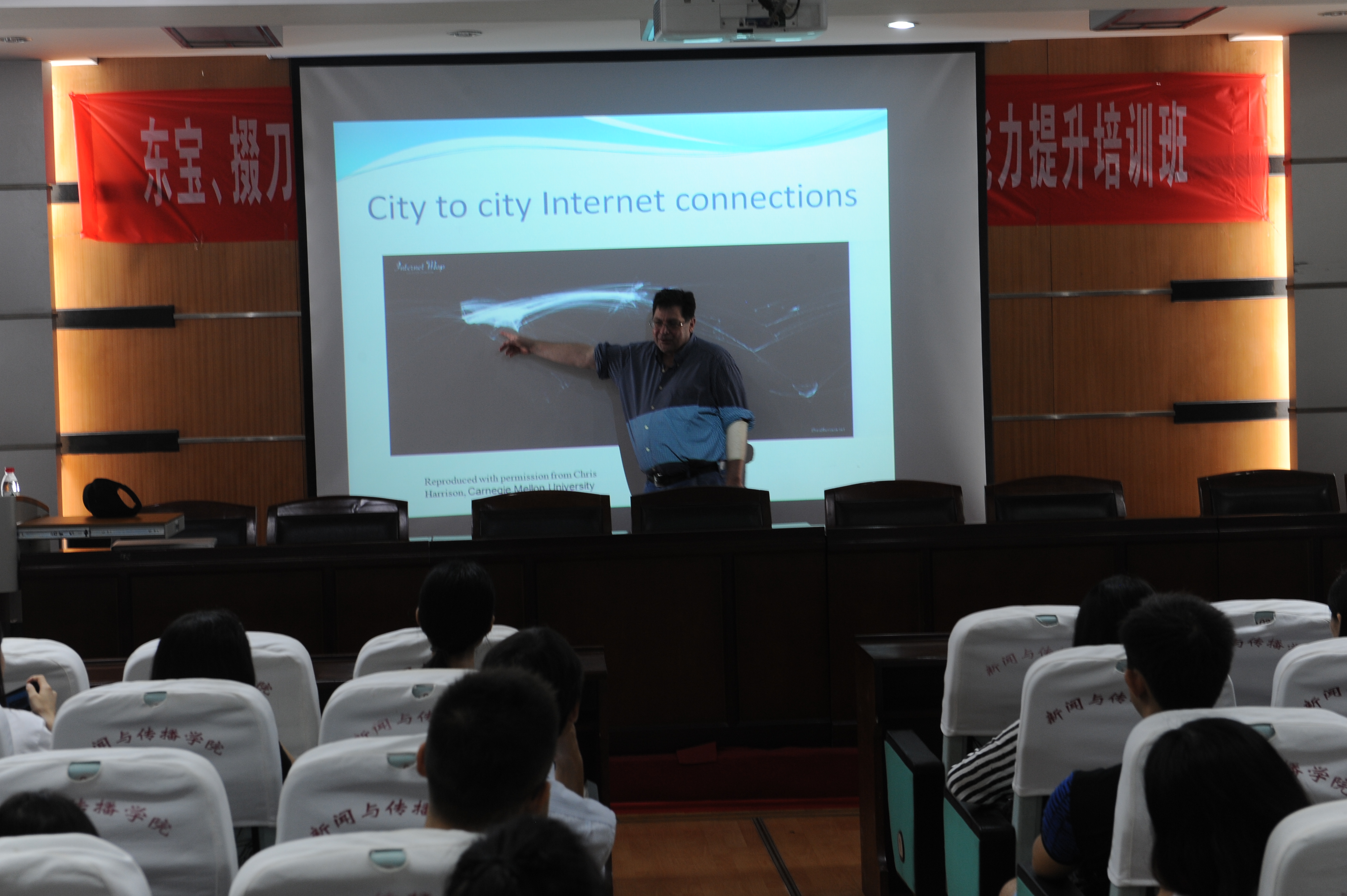 “新汉学计划”特邀教授Mark Balnaves来海角视频
开讲社会化媒体