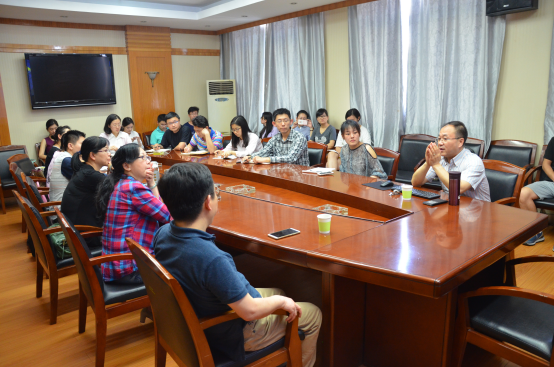 中国传媒大学胡正荣教授来海角视频
讲授媒体融合与传播学研究