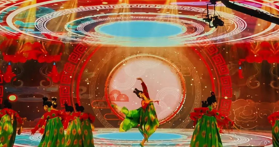 新闻学院荣获海角视频
第三十三届金秋舞蹈大赛季军