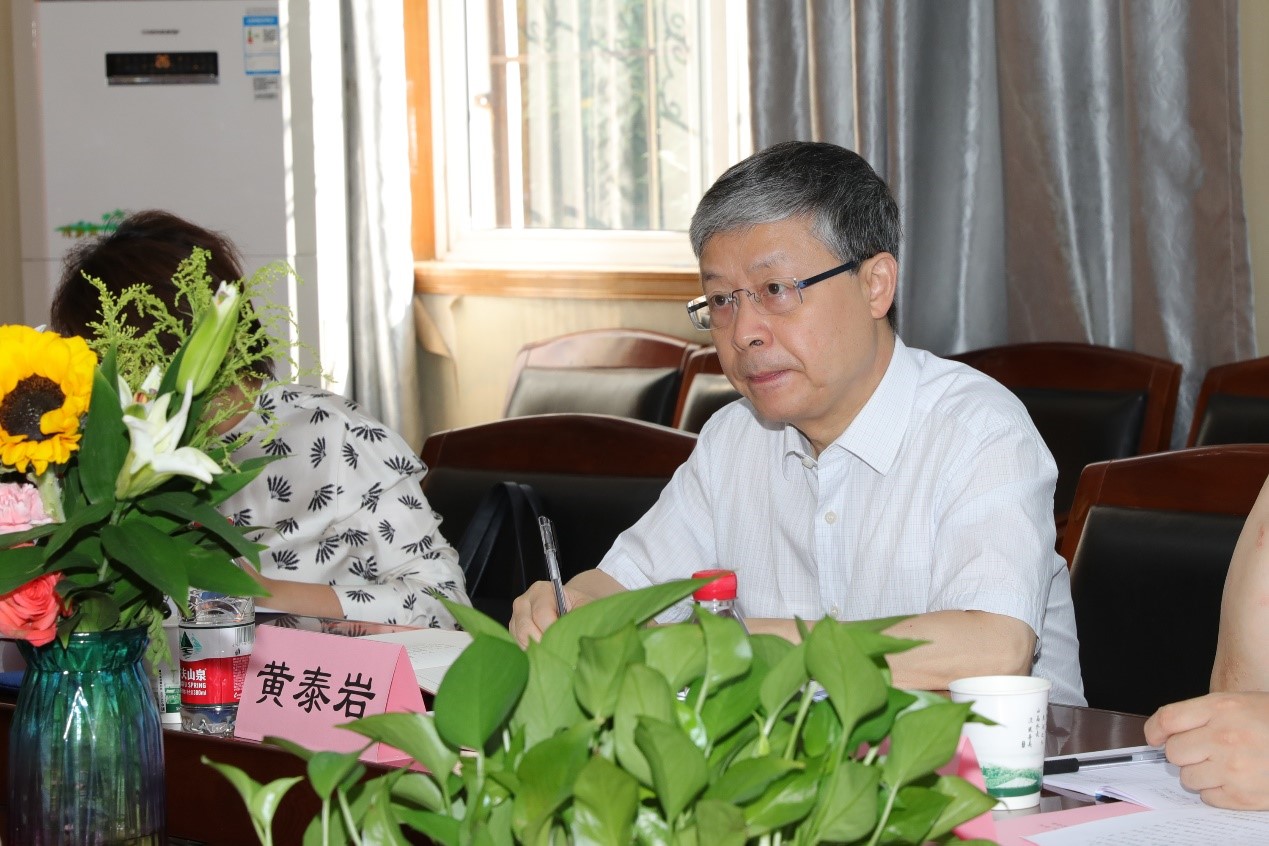 校党委常务副书记黄泰岩来海角视频
调研