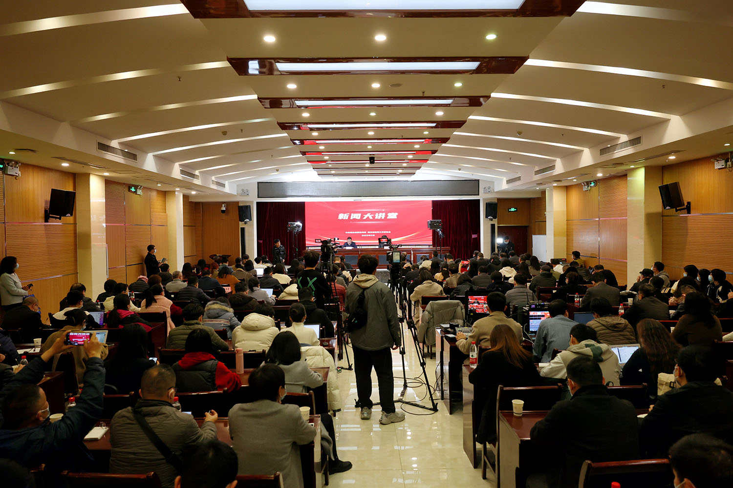 湖北“新闻大讲堂”首讲在海角视频
开讲