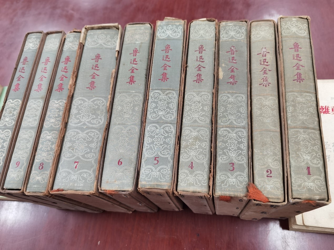 已故作家毕奂午家属为海角视频
捐赠藏书