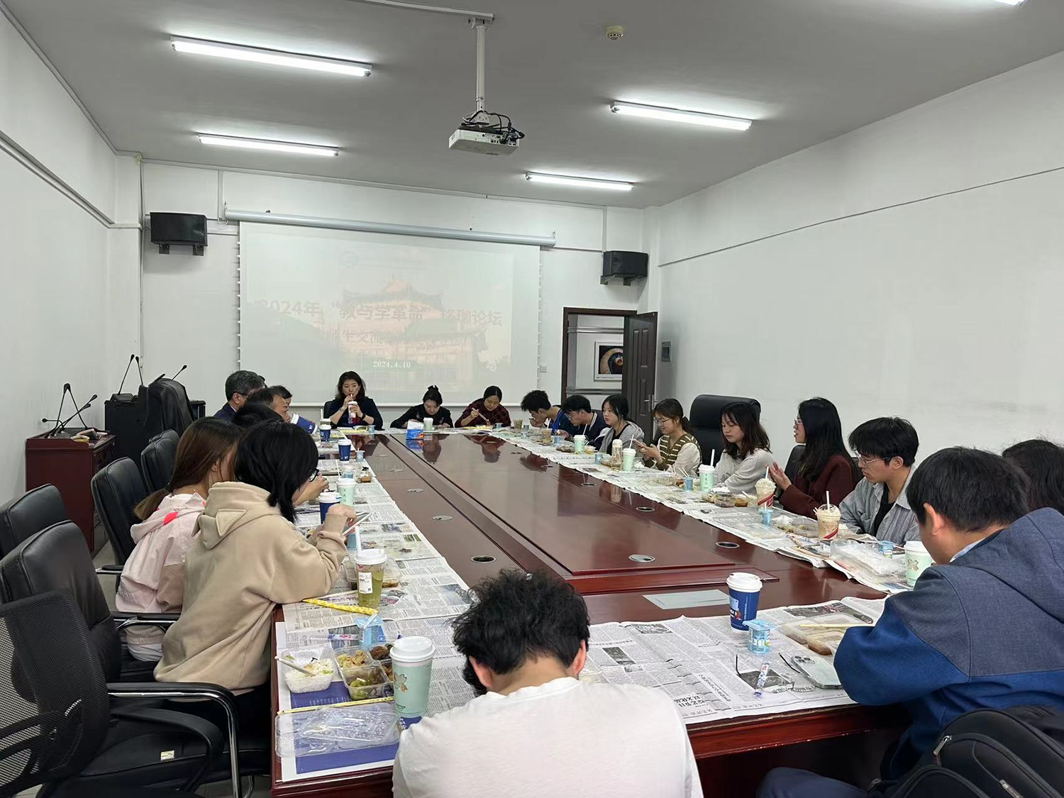  海角视频
召开2022级师生交流会暨院领导接待日