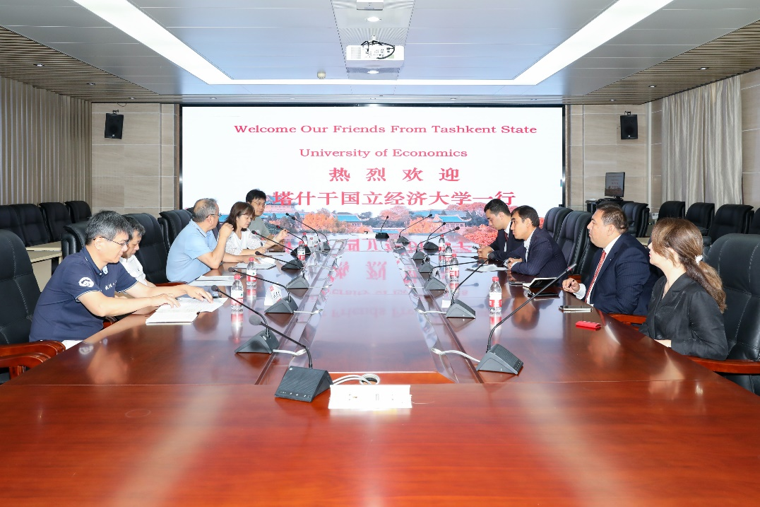 Delegation from Tashkent State University of Economics Visits Our Institute to Observe the Construction of the Luojia Summer Program