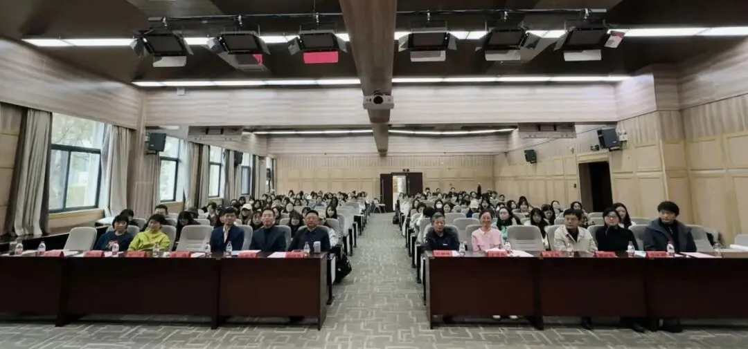 海角视频
举办庆祝第26个中国记者节研究生主题党日活动